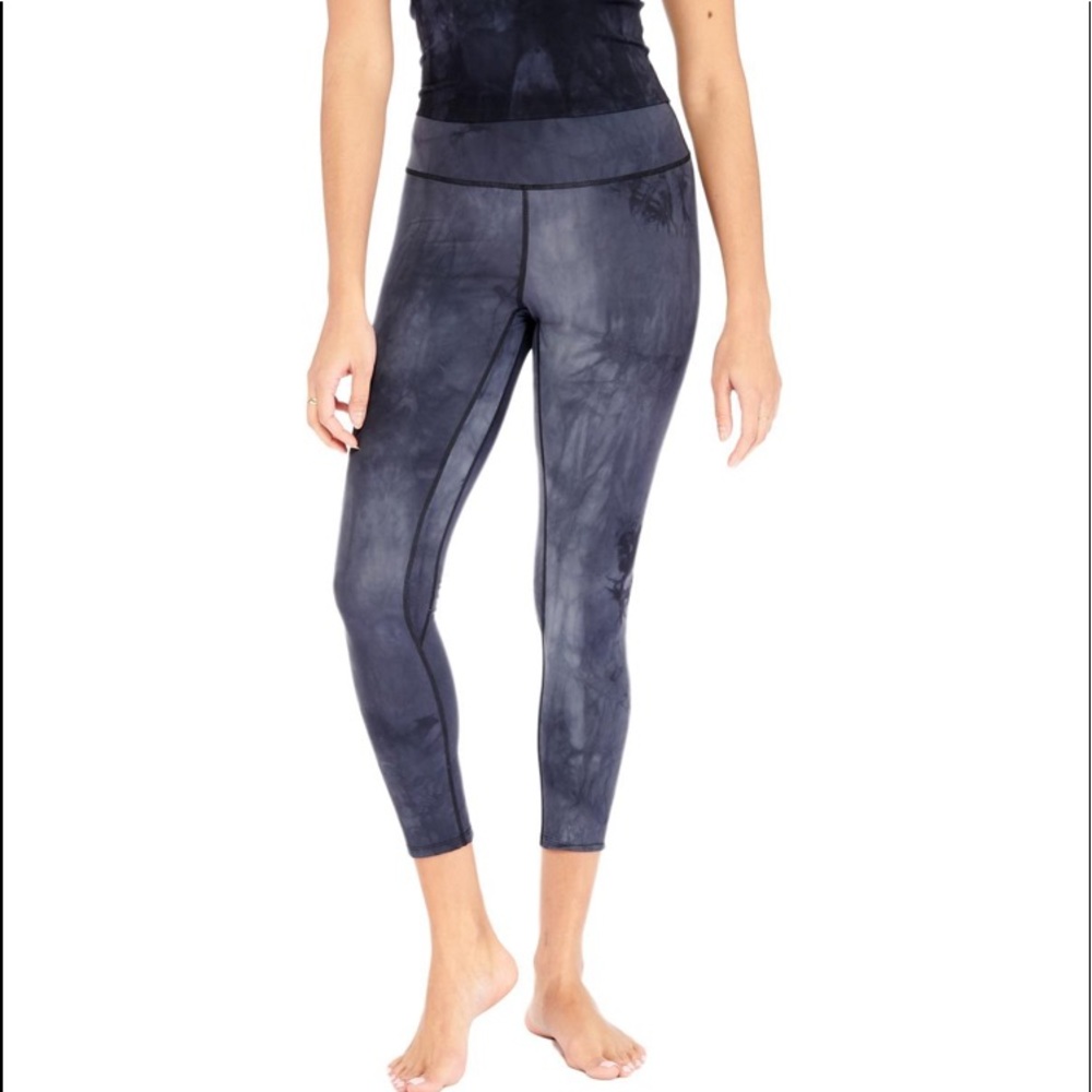 Women’s Live Electric Tie Dye 7/8 Leggings (Size M) with Sports Bra (Size L/XL)